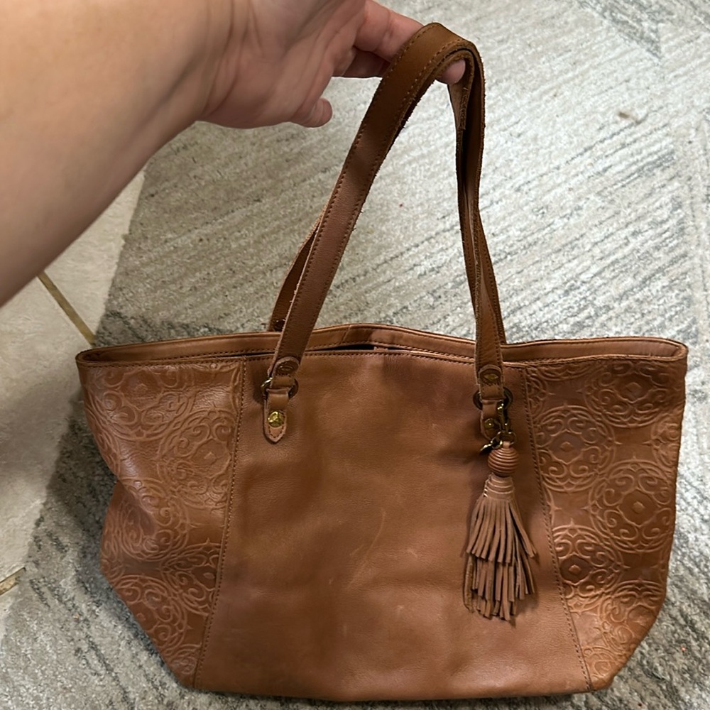 Beautiful leather embossed shoulder tote. NWOT